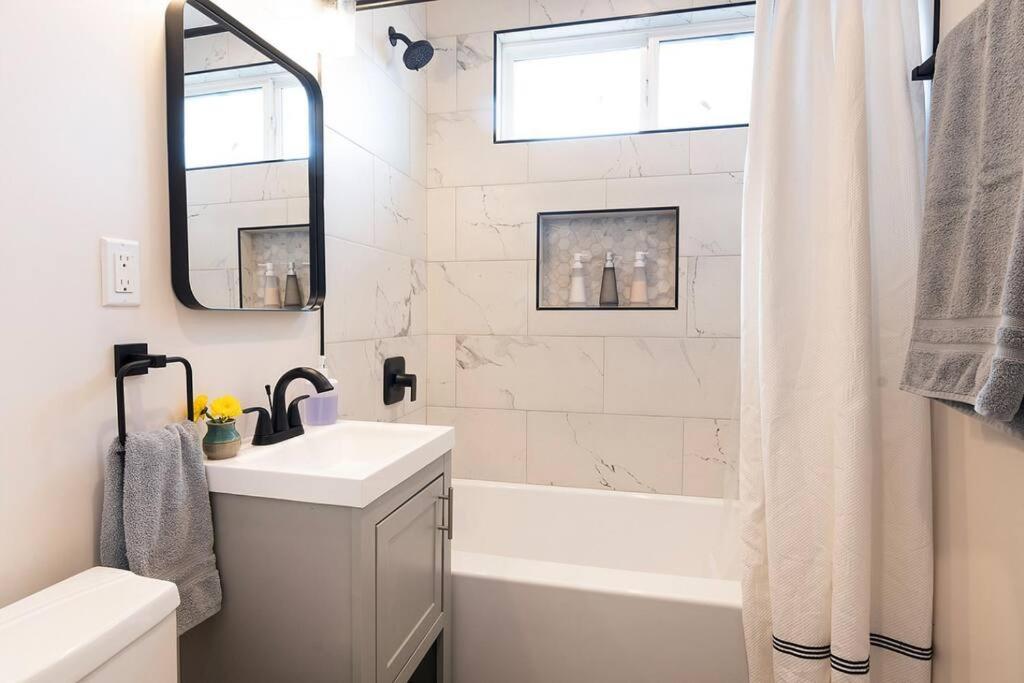 Beautiful 3 Bed 1 Bath Designer + Hot Tub Casa vacanze