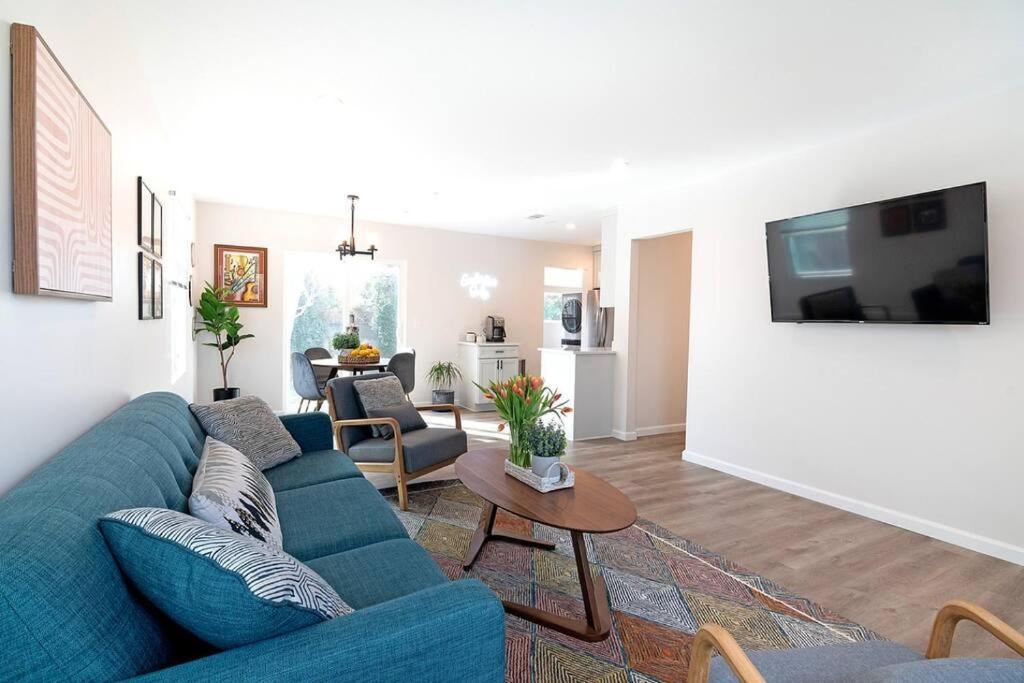 Beautiful 3 Bed 1 Bath Designer + Hot Tub Casa vacanze *
